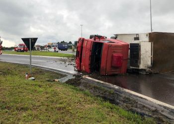 Automóvel e caminhão se envolvem em acidente no trevão de Irani