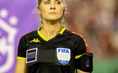  Na primeira Copa do Mundo com mulheres na arbitragem, natural do Oeste é escalada pela Fifa