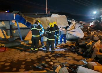 Motorista é encaminhado ao hospital após tombar caminhão em muro de empresa