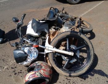 Motociclista é socorrido em estado grave após colidir em caminhonete