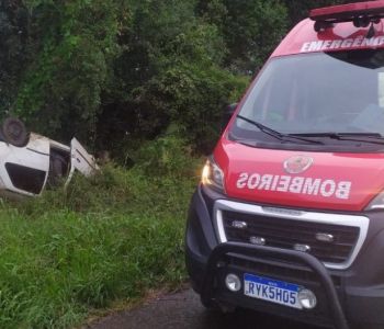 Saída de pista seguida de capotamento mobiliza Bombeiros em Catanduvas