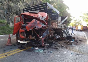  Colisão entre caminhão e carreta deixa três pessoas gravemente feridas na BR-282