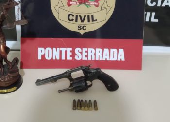 Mulher é presa em flagrante por posse ilegal de arma em Ponte Serrada