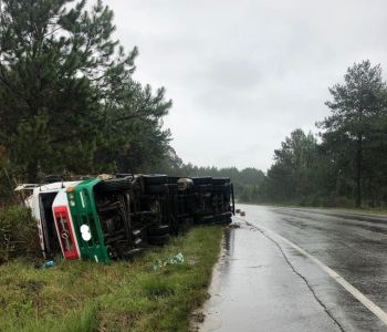 Caminhão carregado com peras tomba na BR-470