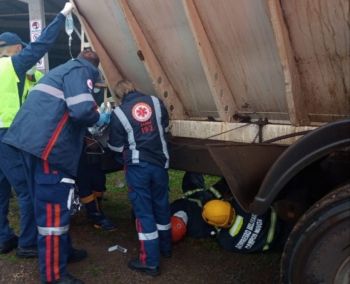 Mulher fratura braço após enroscar cachecol em máquina de caminhão