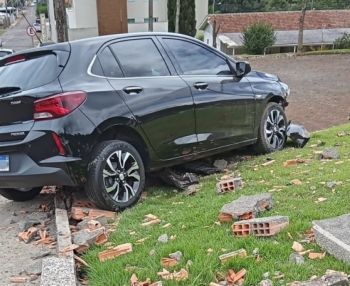 Condutora colide carro contra muro de igreja em Joaçaba