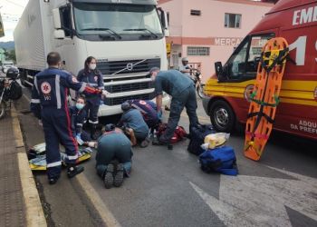 Motociclista sofre fratura exposta após ser arrastado por carreta