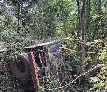  Caminhões despencam em ribanceira após colisão envolvendo três veículos em Irani