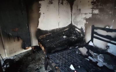 Carregador de celular na tomada causa incêndio em apartamento