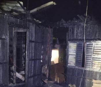 Incêndio deixa interior de residência destruído 