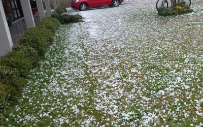 Chuva de granizo atinge municípios e pedras de gelo mudam a paisagem