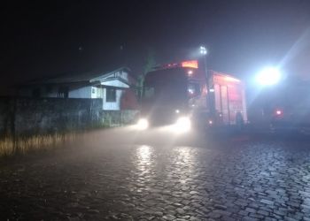 Residência atingida por incêndio volta a pegar fogo e fica completamente destruída