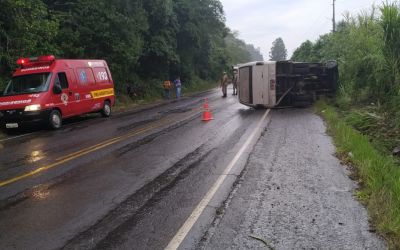  Ônibus com trabalhadores colide contra barranco e tomba sobre a pista