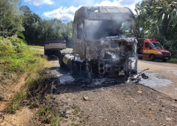 Cavalo mecânico é destruído por incêndio na BR-153