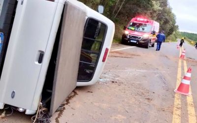 Jovem fica ferida em tombamento de veículo na SC-355