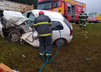 Colisão entre carro e caminhão mata motorista na BR-116