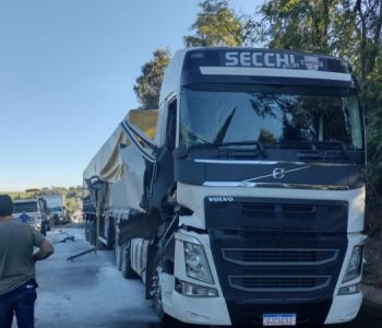 Carreta colide na traseira de caminhão parado na BR-282