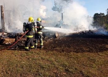 Casa é destruída por incêndio