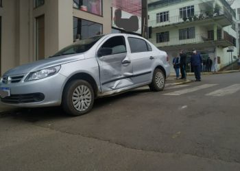 Mulher é encaminhada ao hospital após colisão entre carros no centro de Ponte Serrada