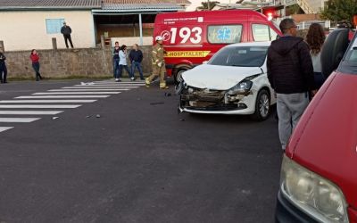  Três mulheres ficam feridas em colisão entre carros em Irani