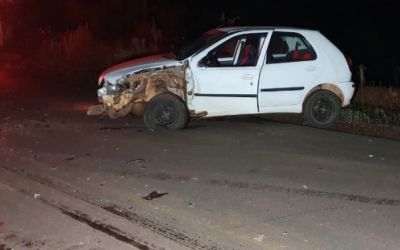 Homem fica gravemente ferido após colisão entre carro e caminhão