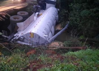 Caminhão cai em rio ao tombar de ponte no interior