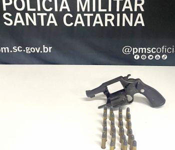 Idoso é preso por ameaçar esposa e enteado com arma de fogo