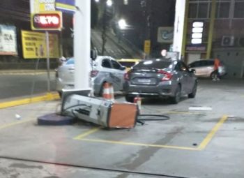 Carro invade posto de combustível após ser atingido por outro veículo em Joaçaba