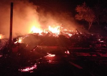  Casa de madeira fica destruída após pegar fogo