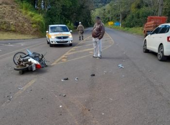 Jovem ferida após colisão entre moto e caminhão