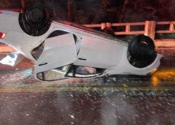 Veículo colide em ponte e capota em Joaçaba