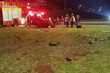 Adolescente ejetado de carro após capotamento morre no hospital