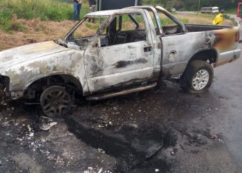  Caminhonete fica destruída após ser atingida por incêndio em Erval Velho