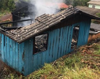 Incêndio consome casa de dois andares 