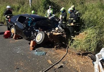 Colisão entre carro e caminhão deixa motorista gravemente ferido