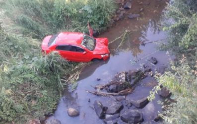 Carro despenca em barranco e vai parar dentro de rio