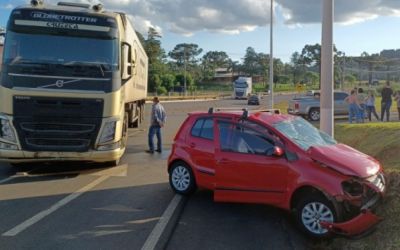 Colisão entre carro e carreta deixa duas mulheres feridas