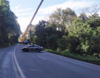 Guindaste remove caminhão que despencou em ribanceira na BR-282