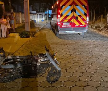 Motociclista morre após bater em poste em SC