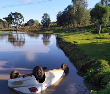 Motorista perde controle e capota veículo dentro de açude