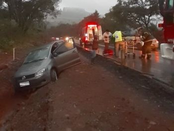 Idoso fica ferido após carro cair em vala na SC-135