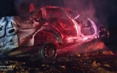 Após passar mal no volante, motorista colide contra placa e veículo incendeia