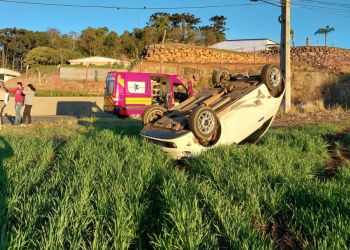  Motorista é socorrido após capotamento de veículo no Meio-Oeste