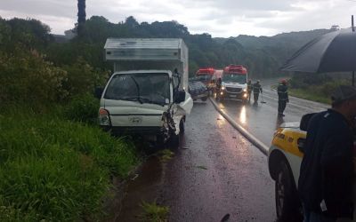  Colisão entre furgão e carro deixa dois feridos na SC-135