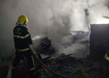 Incêndio de grandes proporções destrói residência nesta madrugada em Joaçaba