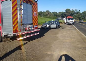 Chapas de metal se desprendem de caminhão e causam acidente na BR-282