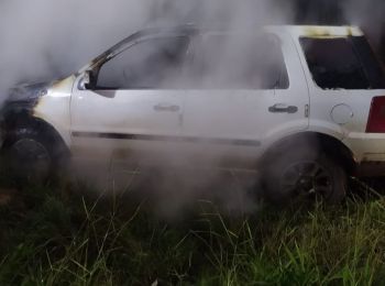 Homem é atendido pelos bombeiros em incêndio veicular na região