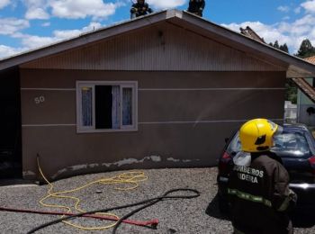 Homens controlam incêndio com mangueira de jardim