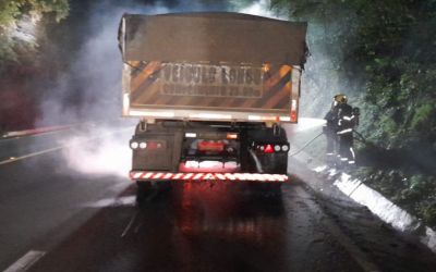 Motoristas utilizam extintores e terra para conseguir controlar fogo em carreta na BR-282