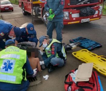 Criança fica com perna presa em bueiro e sofre fratura exposta